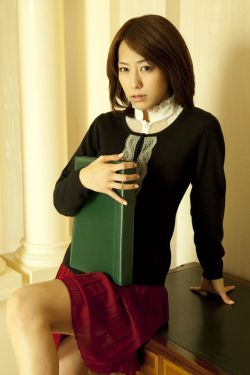 小杰后车座抱着妈妈去姥姥家搬家