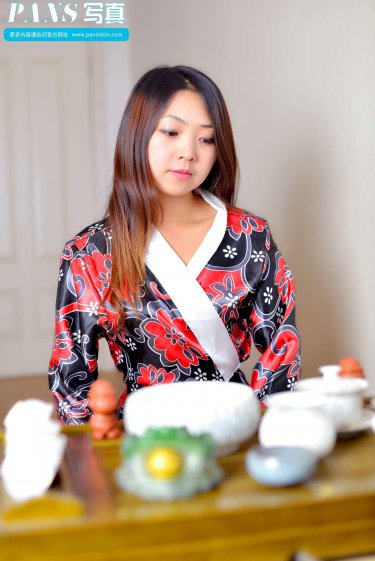 夏季短袖看见女同学乳突图